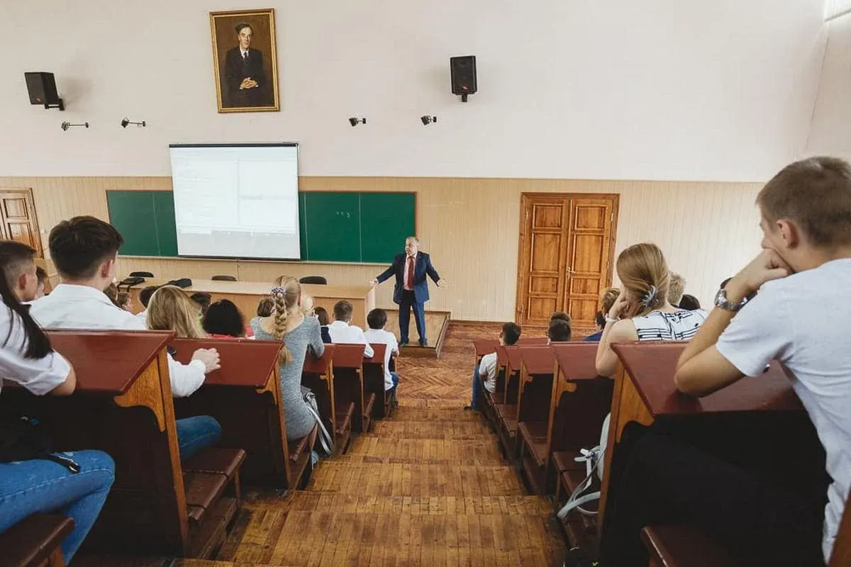 МОН пропонує вишам ущільнити графік і вчитися влітку