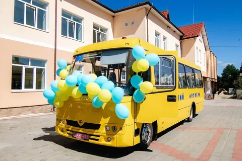Для ліцею на Прикарпатті придбали новий автобус за майже 4 млн грн