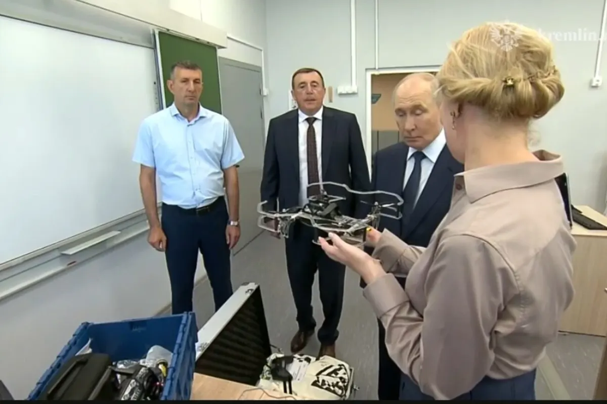 Путін відвідав школу на Ітурупі, де дітей вчать збирати дрони