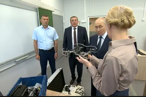 Путін відвідав школу на Ітурупі, де дітей вчать збирати дрони