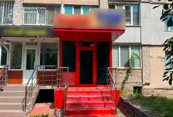 Директора мовної школи у Хмельницькому взяли під варту: підозрюють у розбещенні учениць