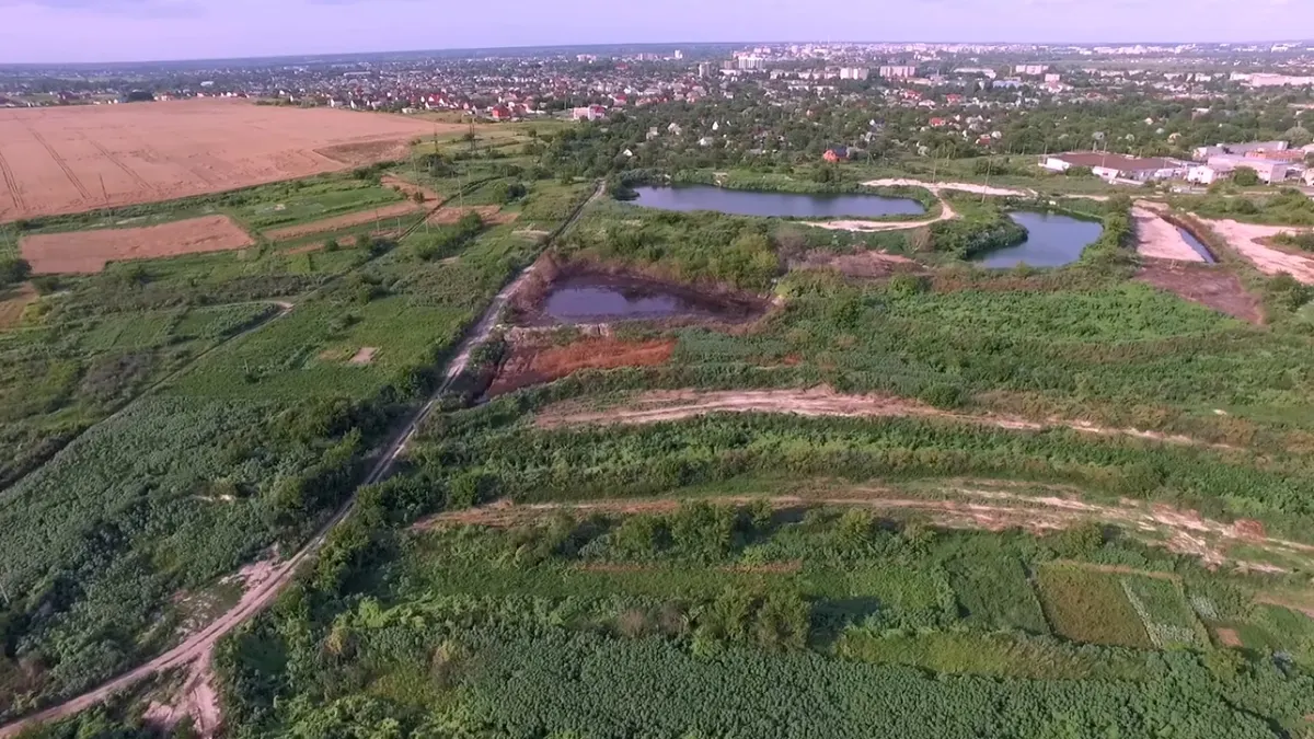 Сморід у Луцьку повернувся: міськрада вказала на органічні добрива