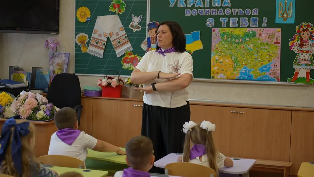 На Миколаївщині за парти сіли 6370 першокласників, освітянам підвищили зарплати