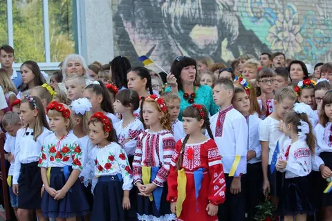 Освітня омбудсманка закликала скасувати шкільні лінійки 1 вересня через безпеку