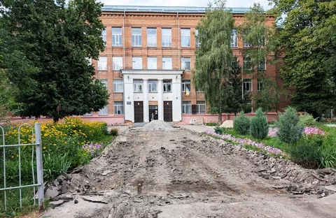 У Полтаві замінюють ідеальний асфальт біля школи на плитку попри війну