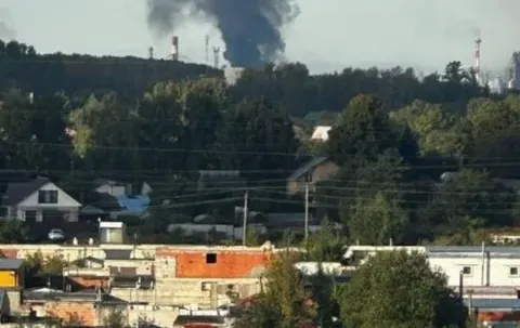 Атака дронів на найбільший НПЗ Росії: пожежу зафіксували повторно
