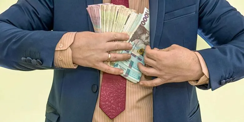 У червні середня зарплата чиновників сягнула 66,8 тисячі: хто попереду