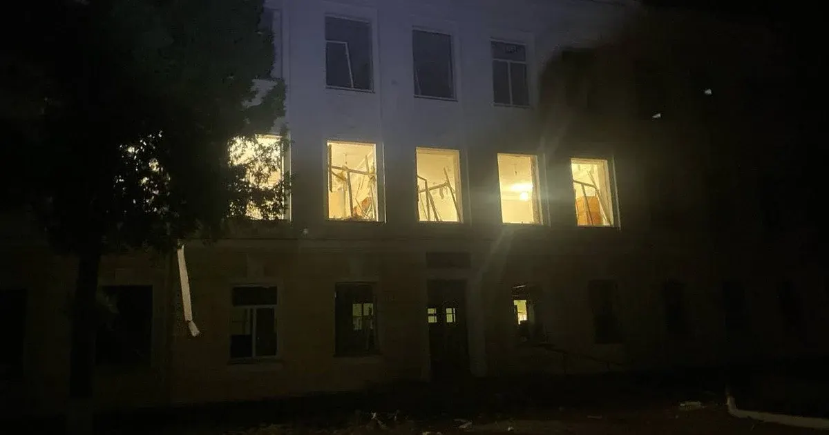 Масований удар дронів по Конотопу: пошкоджено лікарні, школу й залізницю