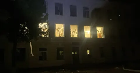 Масований удар дронів по Конотопу: пошкоджено лікарні, школу й залізницю