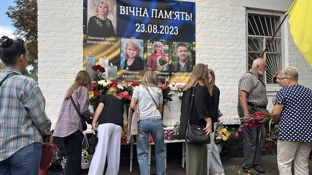 У Ромнах вшанували пам'ять загиблих у школі №8 через три роки після удару