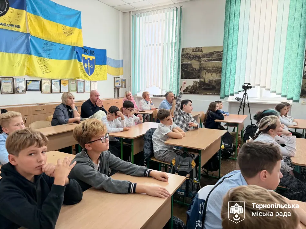 У Тернополі донькам загиблого воїна Андрія Федорківа вручили пам'ятні годинники