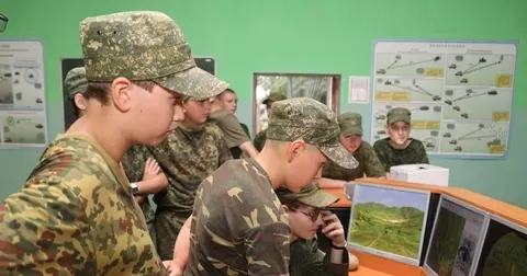 Білорусь вводить у школах курс керування дронами для десятикласників