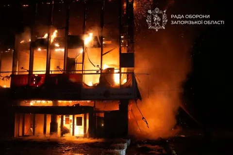 Нічний удар по Запоріжжю: пошкоджено виш, ТЦ і житлові будинки