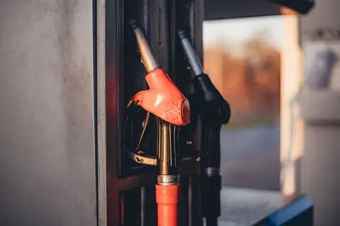 Росіяни знову шикуються в черги за пальним: дефіцит охопив регіони