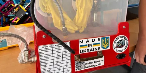 Школярі з Волині створили пристрій, який очищає археологічні знахідки водою