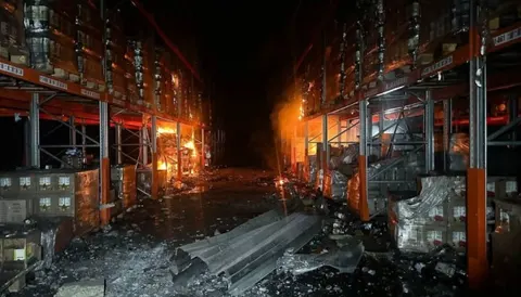 РФ вночі повторно атакувала товарні склади на Одещині: пожежу ліквідовано