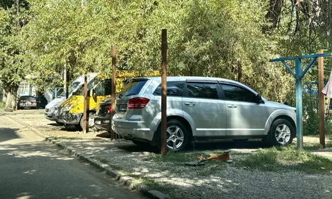 У Миколаєві сусід понад пів року не демонтує незаконні паркомісця у дворі