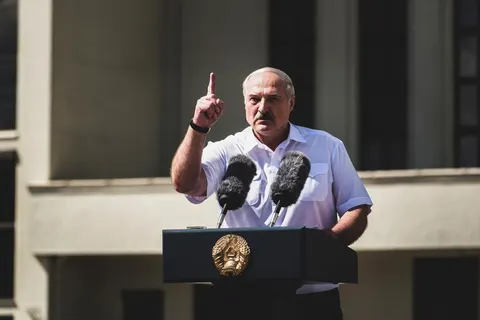 Лукашенко назвав українців «бідолагами» та заперечує агресію