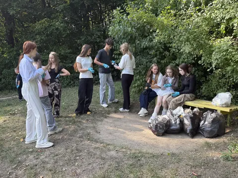Школярі Вінниці прибрали Вишенське озеро та Лісопарк: сміття ховалося в кущах