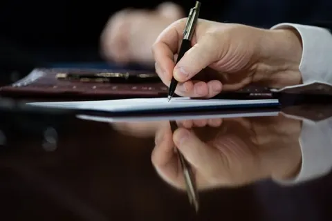 Учитель із Великої Британії отримав довічну заборону через ручку з камерою