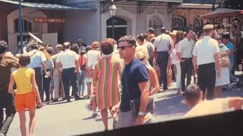 Фото з Діснейленду 1968 року знову оживило теорію про мандрівника у часі