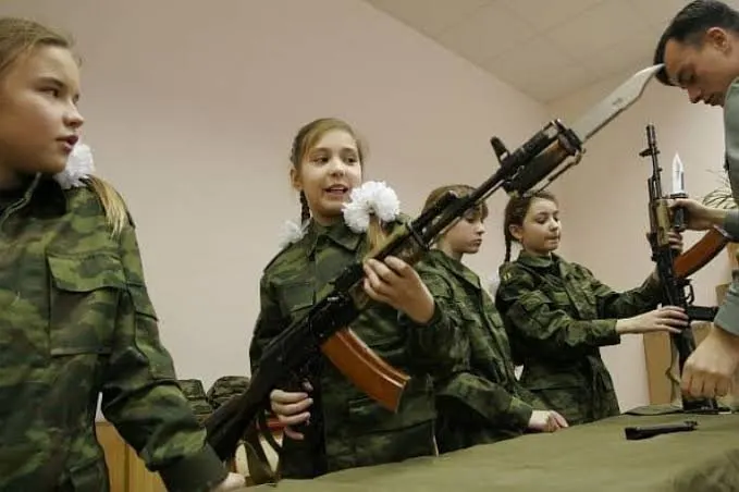 Росія вдвічі збільшить військову підготовку у школах, зокрема на окупованих територіях