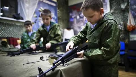 Росія закріплює школи за військовими частинами: новий рівень мілітаризації дітей