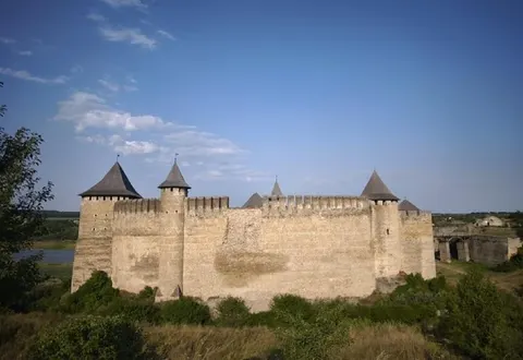 У Хотинській фортеці продовжує руйнуватися мур після квітневого обвалу