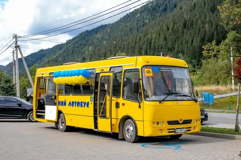 Два нові спеціалізовані шкільні автобуси отримали громади Прикарпаття