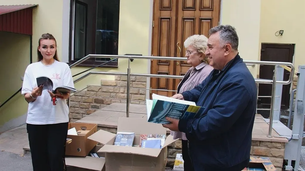 Тернопільська бібліотека отримала понад 200 книжок з Угорщини