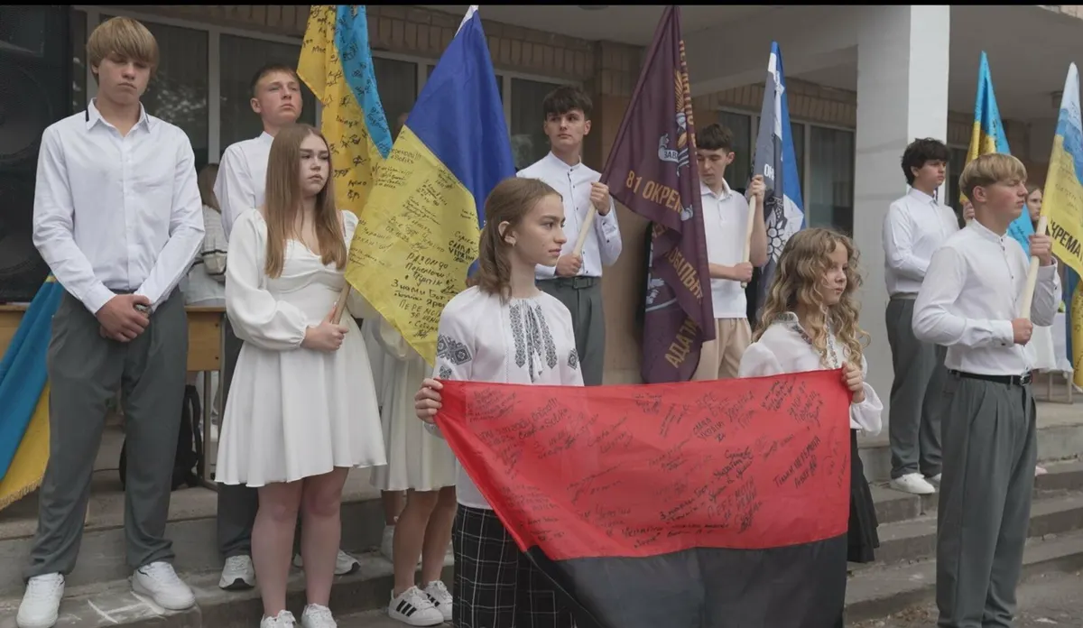 У тернопільській школі замість квітів учителям збирають на сканер для ЗСУ