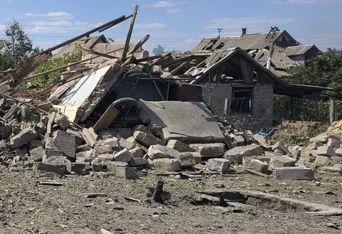 Росія вдарила КАБами по селу на Миколаївщині: пошкоджені школа та будинок культури