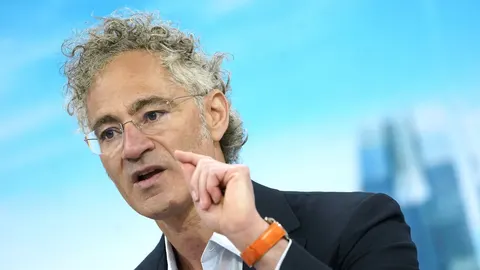 Карп із Palantir атакує ШІ-гігантів, але захищає голову Anthropic