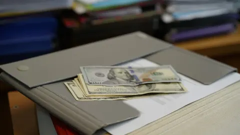 Банкнота з наліпкою від банана стала найдорожчою бракованою у світі