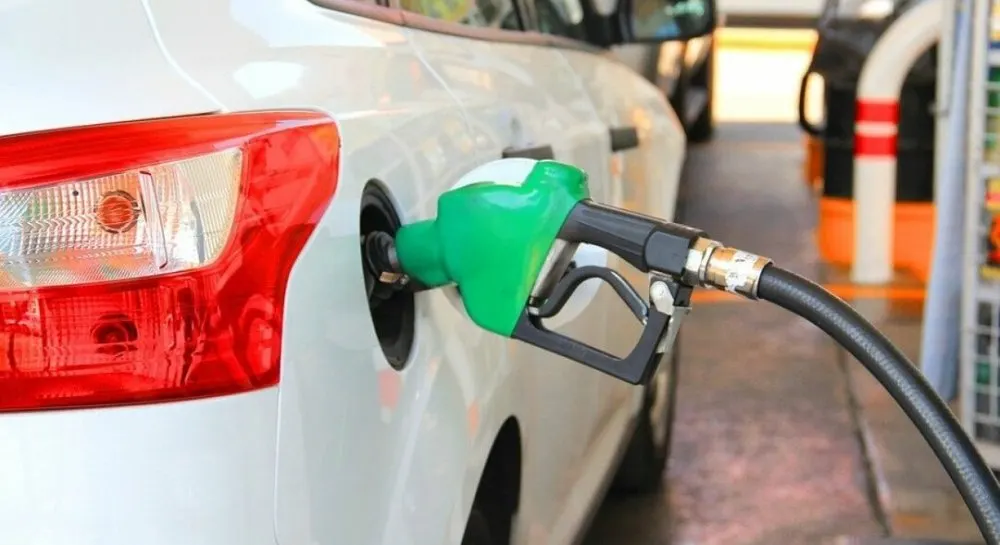 Російські АЗС знову обмежують продаж бензину через дефіцит