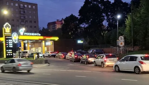 Паливна криза в РФ шириться: черги на АЗС охопили понад 12 регіонів
