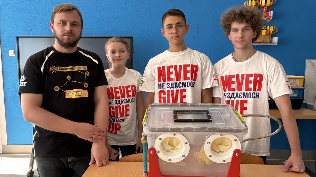 Школярі з Волині створили робота «Джем», який очищає артефакти, не пошкоджуючи їх