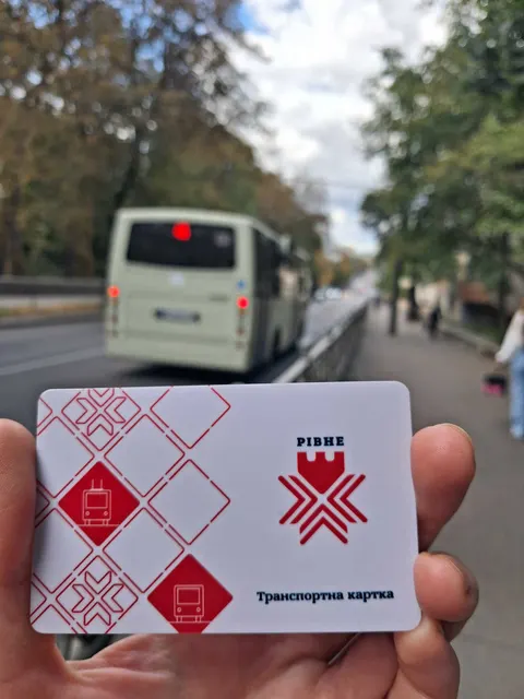 У Рівному відновили продаж транспортних карток: пільговий проїзд для учнів і сту