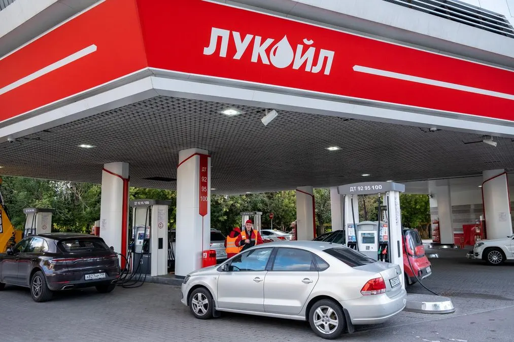 Паливна криза в Росії: черги на АЗС дісталися Москви
