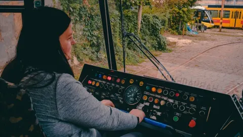 Львівський електротранспорт бракує 100 водіїв: школа готує новий набір