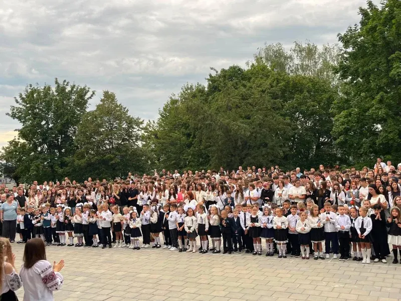 На Буковині розпочався новий навчальний рік: школи відчинили двері для учнів