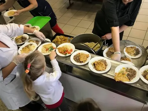 Львів просить Кабмін переглянути шкільне харчування: місто щодня додає до державної субвенції