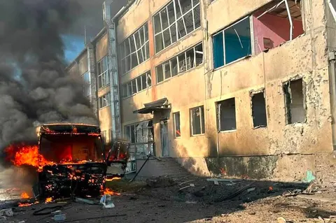 Росіяни атакували Миколаїв «Шахедом»: пошкоджено школу та автобус