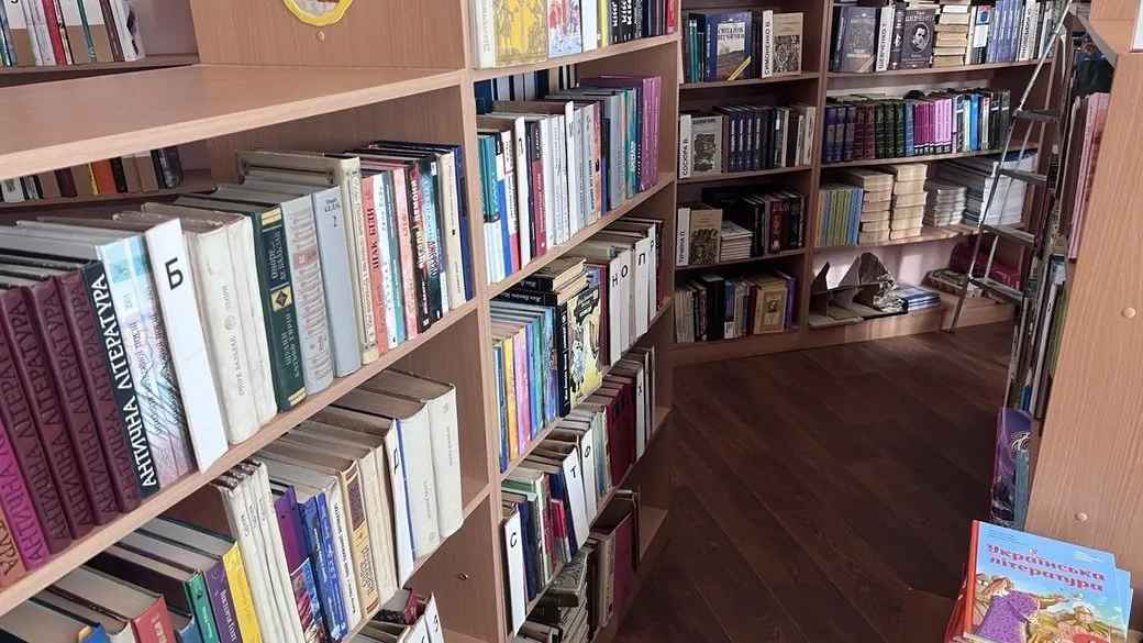 Школи Хмельниччини недоотримали 26 тисяч підручників: частину накладів знищив російський обстріл