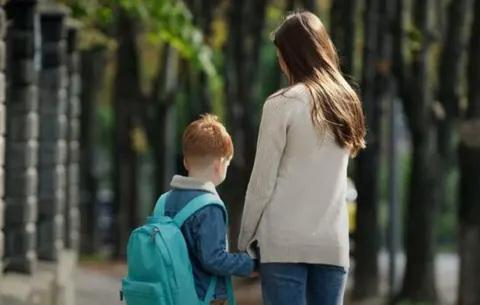 «Пакунок школяра»: перші родини першокласників уже отримують 5 тисяч гривень
