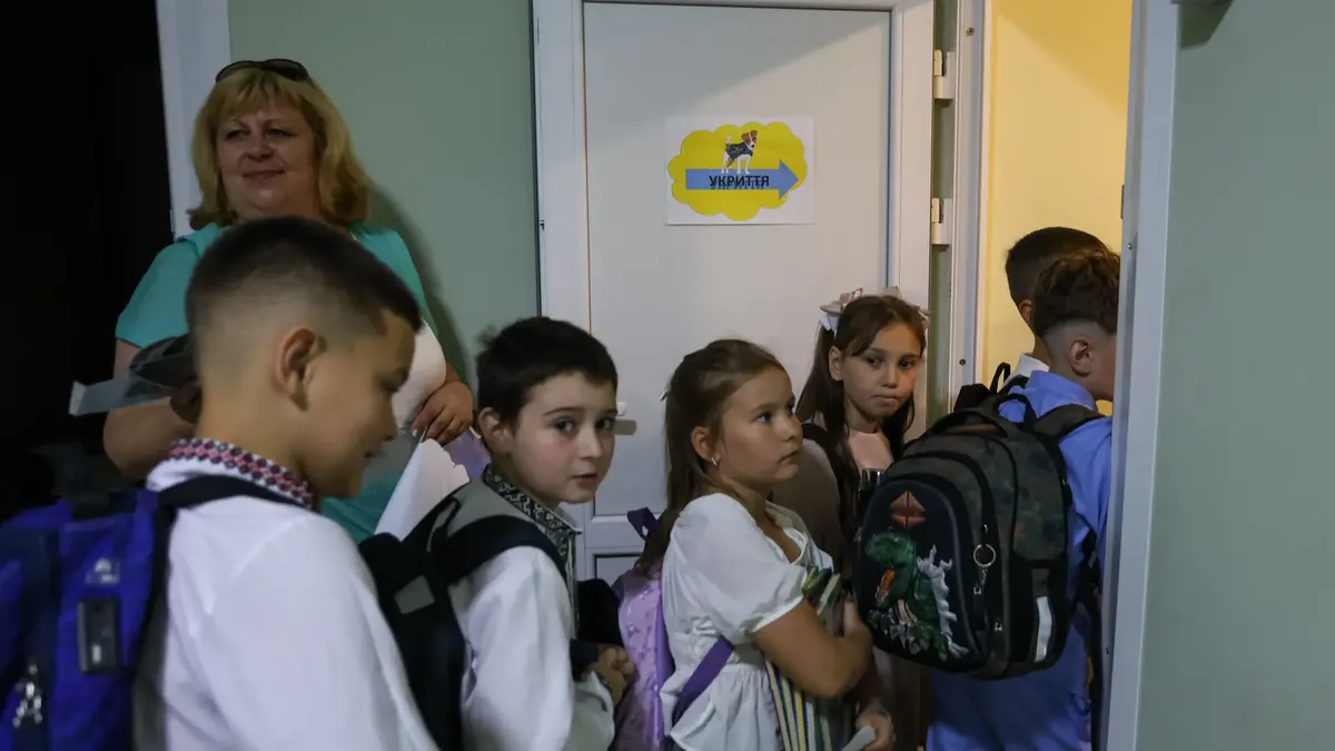 Укриття замість класів: як київські школи тримають очне навчання під тривогами
