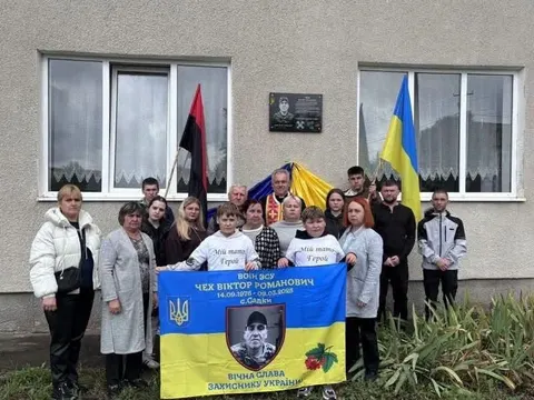 На фасаді школи в Садках відкрили дошку пам'яті Віктора Чеха