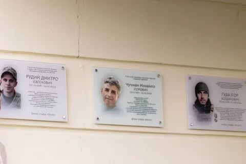 На Золочівщині вшанували полеглих випускників школи меморіальними дошками