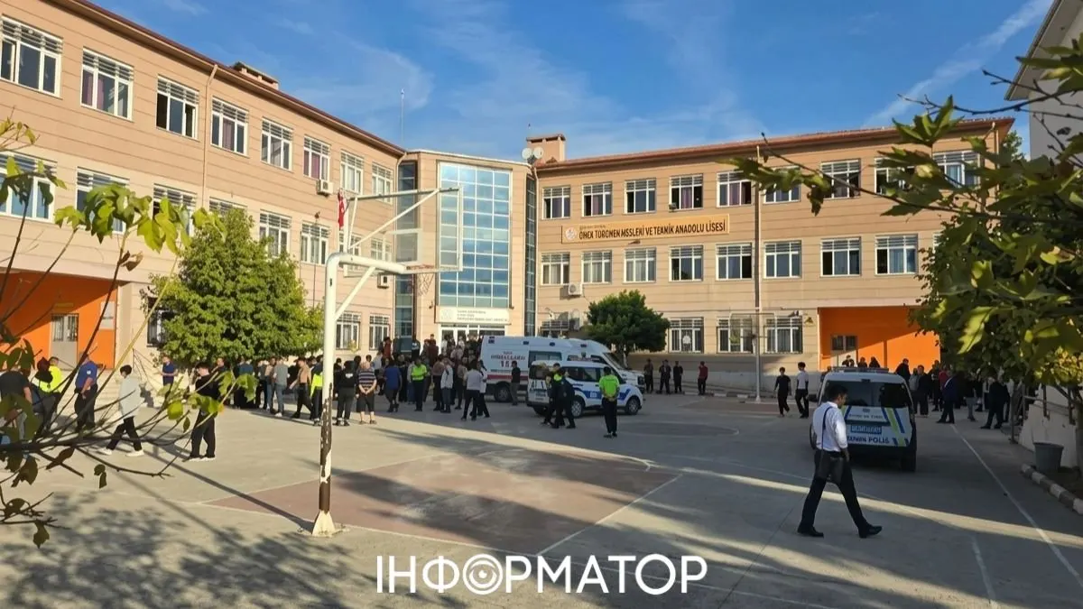 Стрілянина біля ліцею в Туреччині: восьмеро поранених, нападника затримано