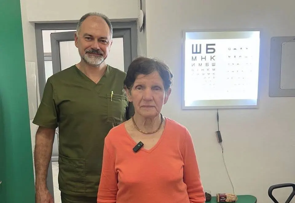 У Львові колишній студент прооперував очі своїй 82-річній викладачці